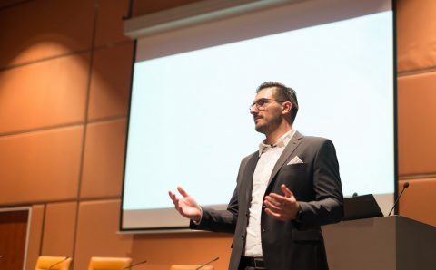 hombre dando una presentación